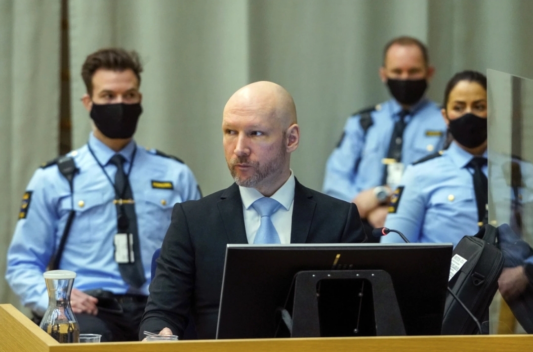 2 Vrau 77 persona, Breivik padit shtetin norvegjez për izolim në burg